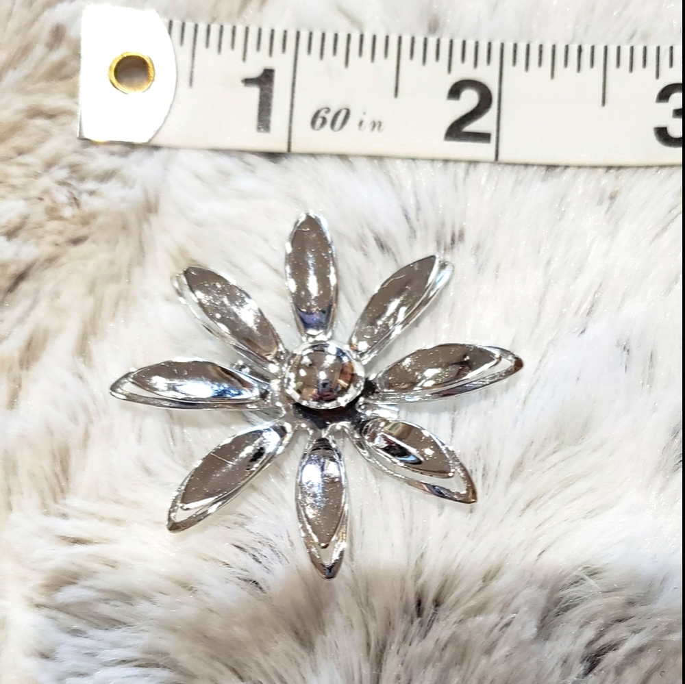 Vintage Silver-tone daisy brooche